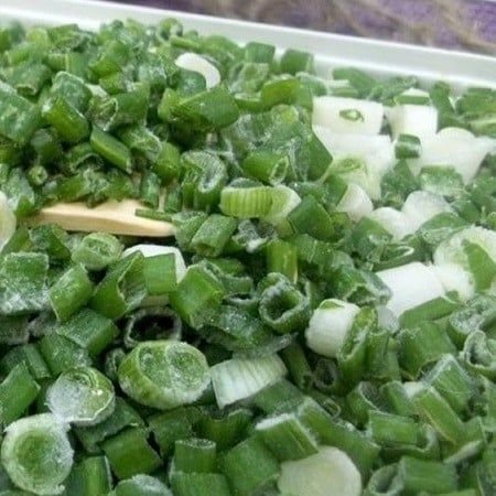 Cách bảo quản hành lá trong ngăn đá không bị thâm